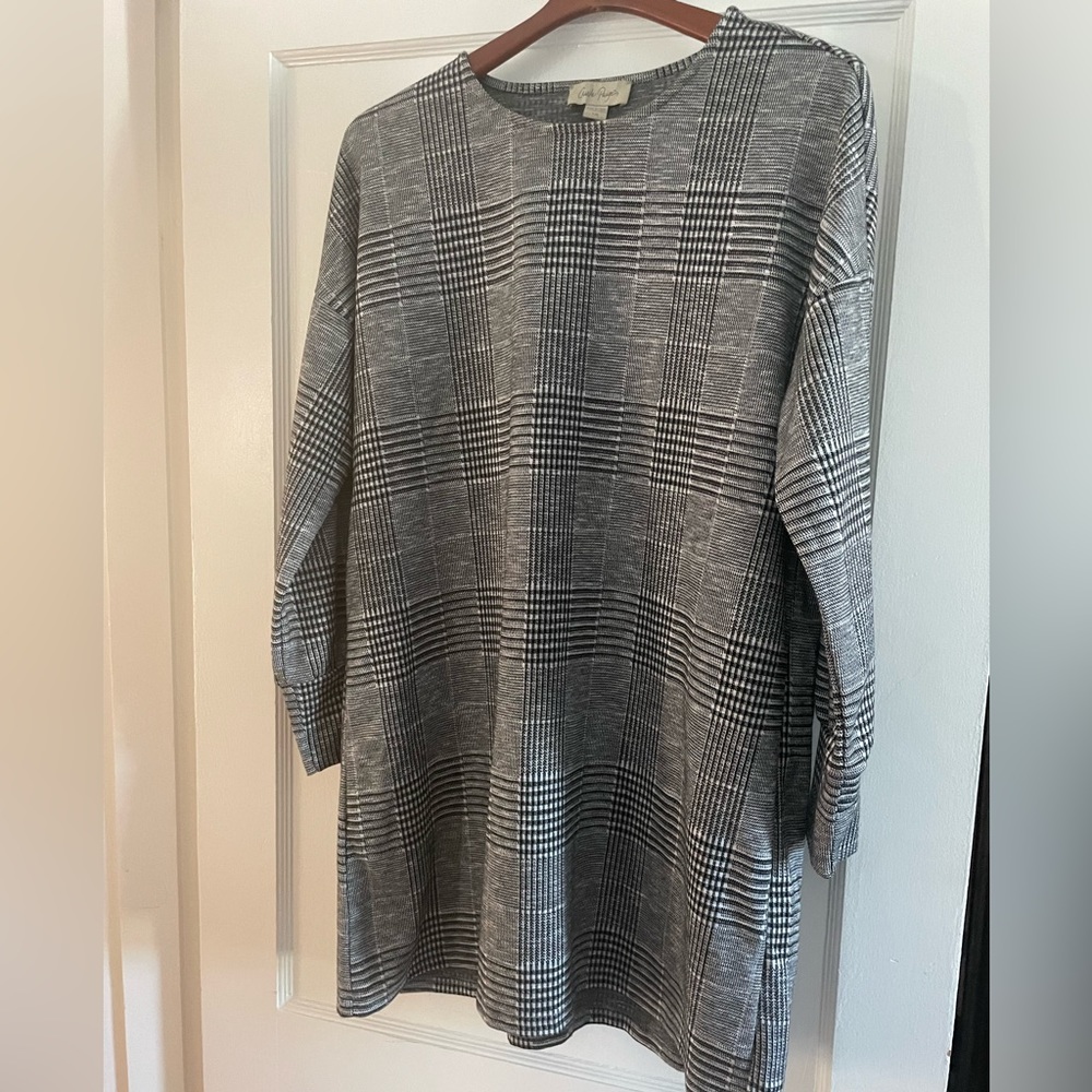 Houndstooth shift dress with long slightly puff sleeve.